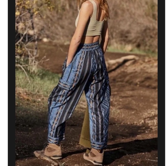Free People Movement Light Weight Visionary Print Cargo Pants Size Small - Picture 11 of 11
